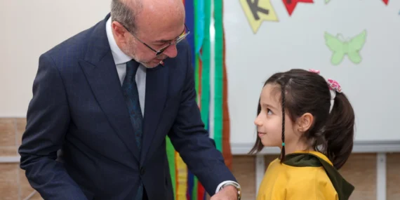 Konya protokolü çocuklara karnelerini dağıttı haberi