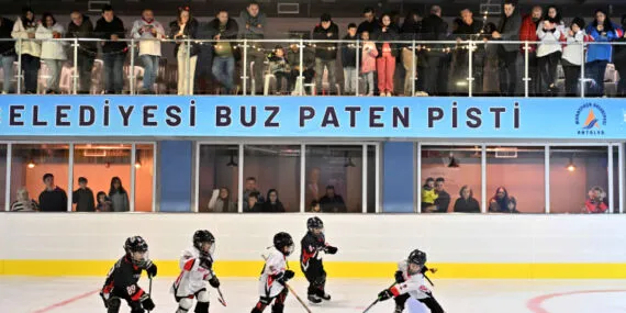 Akdeniz’in ilk ve tek doğal buz pisti yeniden açıldı haberi