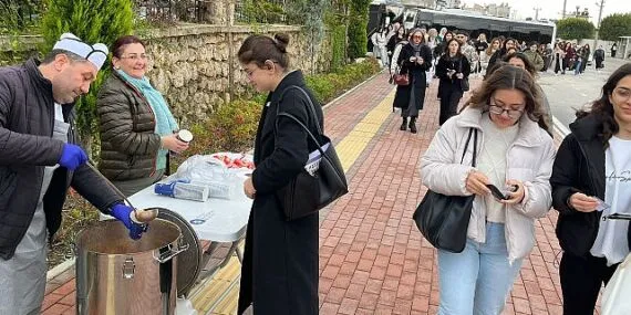 Alkü'lü öğrencilere çorba ikramı haberi