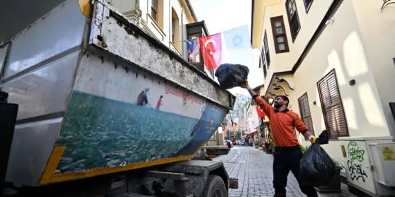 Antalya Kaleiçi’nde çöpte dedektiflik haberi