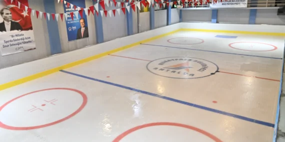 Antalya Muratpaşa'da buz pisti yenilendi haberi
