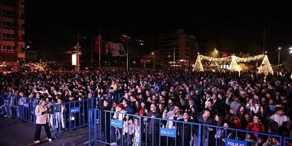 Antalyalılar yeni yıl coşkusunu Cumhuriyet Meydanı'nda yaşadı
