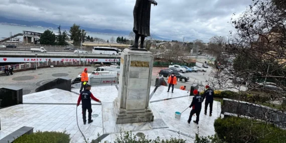 Atatürk Heykeli'nin temizliği tamamlandı haberi