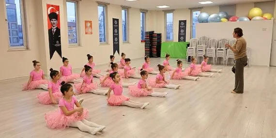 Aydınlı minikler başkan çerçioğlu’nun başlattığı etkinlikler ile bale öğreniyor haberi