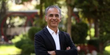 Aynı karedeki acı ve eğlence vicdanları yaraladı! Yangın sonrası tatilcilerin tavrı toplumsal duyarlılığı sorgulattı! haberi