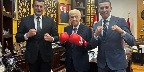 Bahçeli 'boks eldivenli' poz! haberi