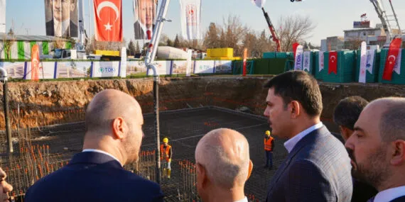 Bakan Kurum: Deprem bölgelerinde yıl sonuna kadar 453 bin konut teslim edilecek haberi