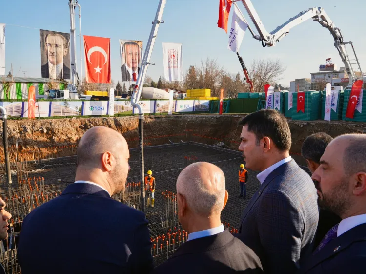 Bakan Kurum: Deprem bölgelerinde yıl sonuna kadar 453 bin konut teslim edilecek haberi