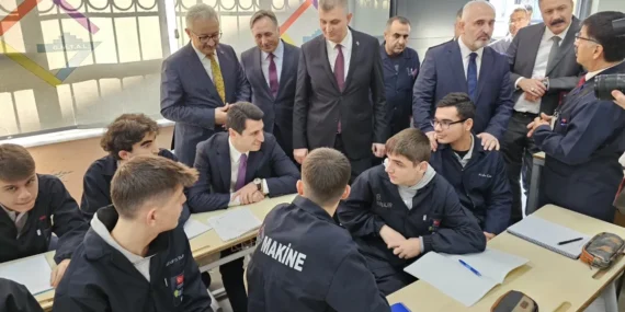 Bakan Yardımcısı Macit, Kocaeli'de liseli öğrencileri ziyaret etti haberi