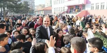 Başkan Altay Karne Alan Öğrencileri Tebrik Etti haberi