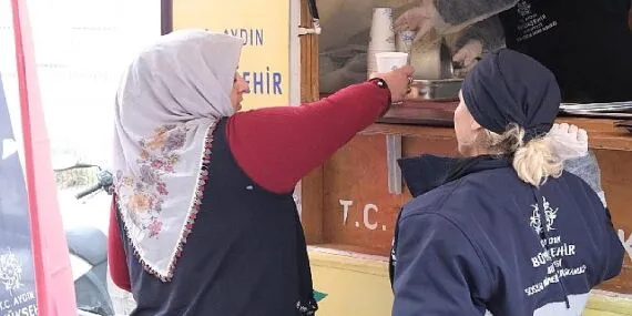 Başkan Çerçioğlu vatandaşlara ve pazarcı esnafına sıcak çorba ikramına devam ediyor haberi