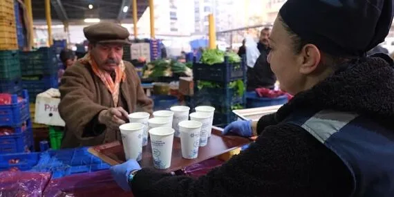 Başkan Çerçioğlu’nun Sıcak Çorba İkramı Pazarcı Esnafının Ve Vatandaşların İçini Isıtıyor haberi