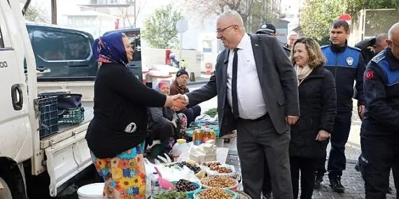 Başkan Ertaş Çarşamba Pazarında Esnafı Ziyaret Etti haberi