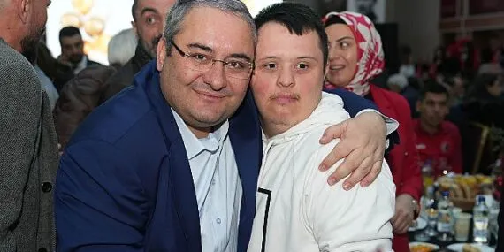 Başkan Özarslan söz verdi, yeni yılı özel bireylerle kutladı