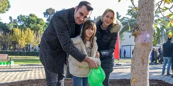 Başkan Tugay, yeni yılın ilk gününde Kültürpark’ta ağaç dikti Kültürpark’ın yeşil dokusu zenginleşiyor