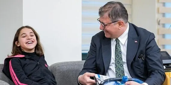 Başkan Tugay’dan paralimpik yüzücü Miray’a davet haberi