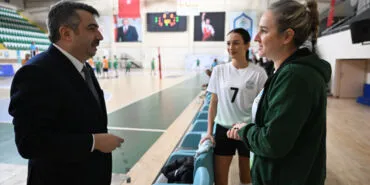 Başkan Yılmaz Belediyeler Arası Voleybol Dostluk Turnuvası'nı izledi haberi