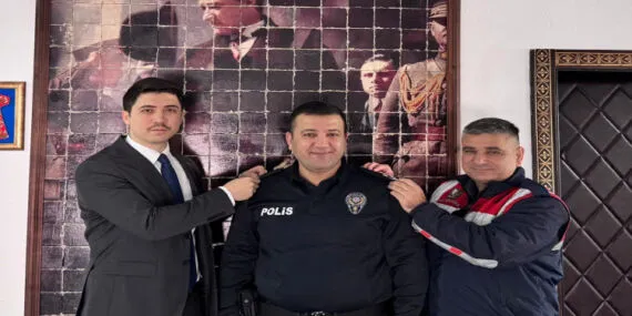 Bilecik Pazaryeri'nde başarılı Emniyet Amirine apoletleri eşi taktı haberi