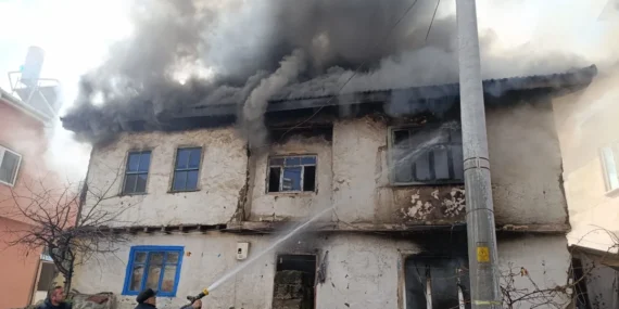 Bilecik Pazaryeri'nde yangın: İki katlı ev küle döndü haberi