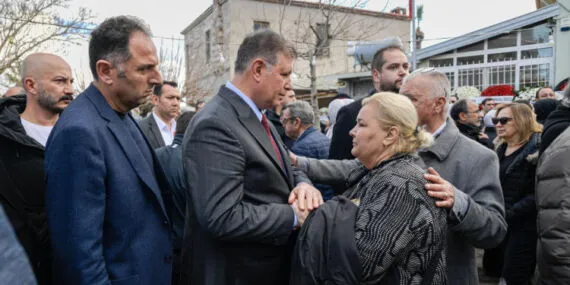 Bolu yangınında hayatını kaybeden Suyolcu ailesi İzmir'de defnedildi haberi