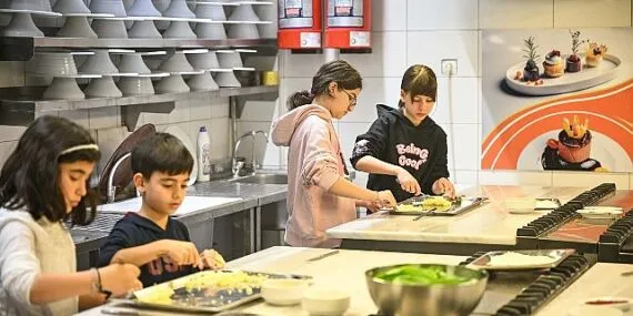 Bornova'da Minik Şefler yarıyıl tatilinin keyfini çıkarıyor haberi