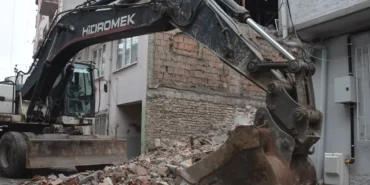 Bursa Gemlik'te metruk bina yıkımlarını sürüyor haberi