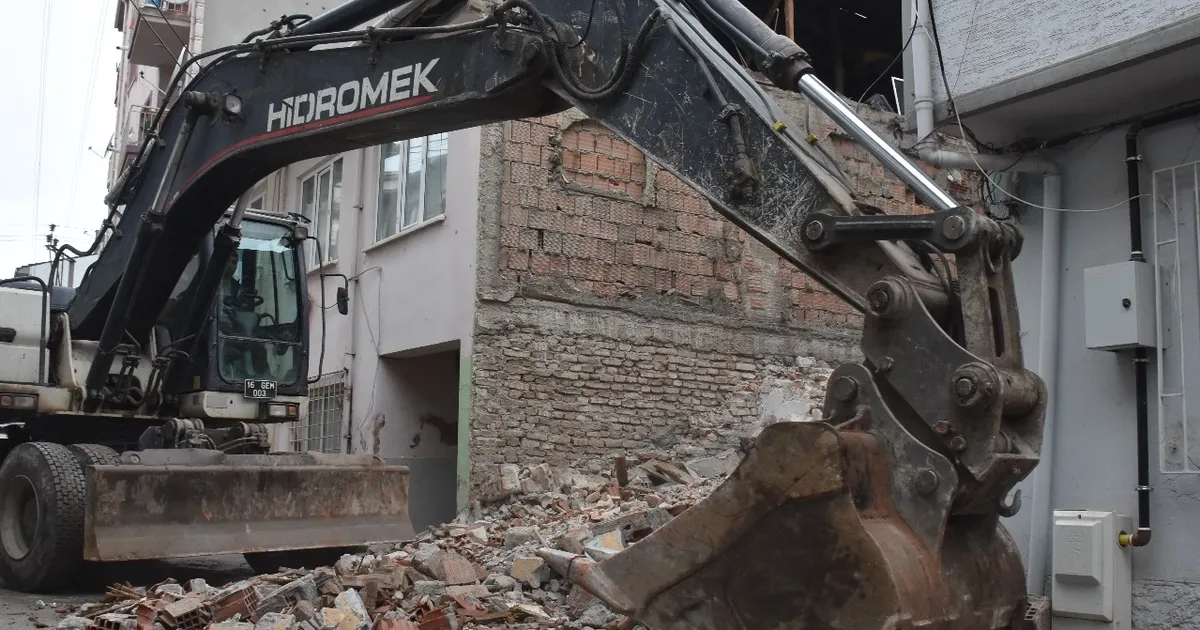 Bursa Gemlik'te metruk bina yıkımlarını sürüyor haberi