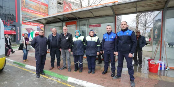 Bursa Gemlik’te otobüs durakları tertemiz haberi