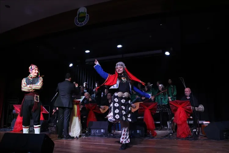 Bursa İnegöl'de gençler kulakların pasını sildi haberi