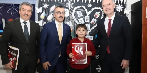 Bursa İnegöl'de öğrenciler karnelerini protokolden aldı haberi