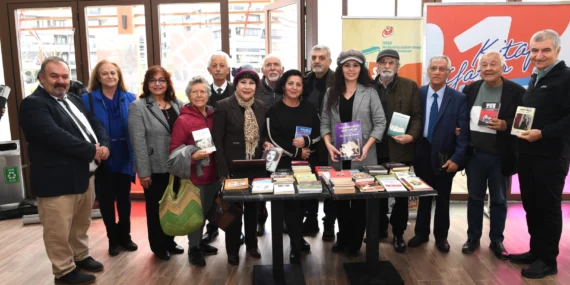 Bursa Osmangazi’de Şiir Kütüphanesi’nin rafları bağışlarla zenginleşiyor haberi