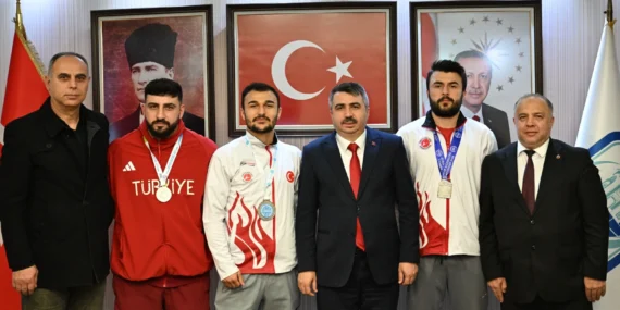 Bursa Yıldırım Belediye Başkanı Yılmaz şampiyonları ağırladı haberi