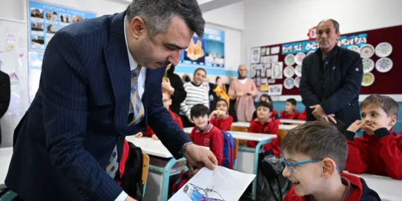 Bursa Yıldırım'da ilk dönemi tamamlayan öğrencilerin heyecanına ortak oldu haberi