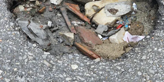 Bursa Yıldırım'da yol ortasındaki çukurda araçlar hasar görüyor haberi