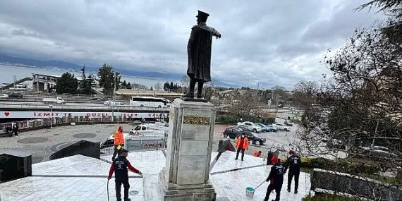 Büyükşehir, Atatürk Heykeli'nin temizliğini yaptı haberi