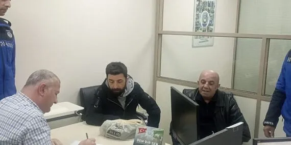 Büyükşehir zabıtasından örnek davranış; Vatandaşın düşürdüğü parayı zabıta buldu haberi