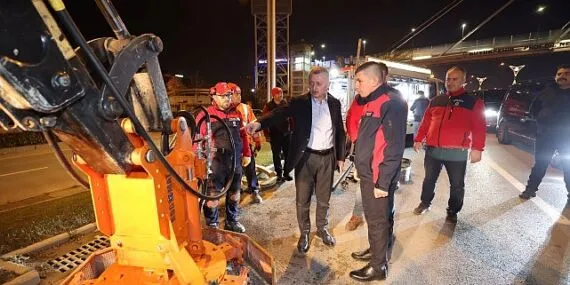 Büyükşehir'de yeni yıl gecesi de yol bakım hizmeti devam etti
