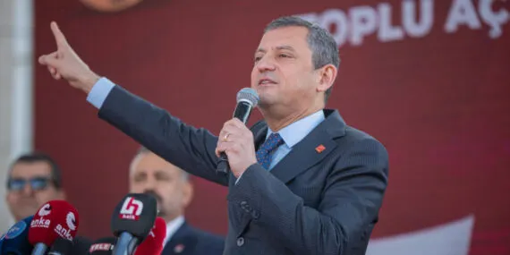 CHP lideri Özel, İzmir'de okul ve kent lokantasını açtı haberi