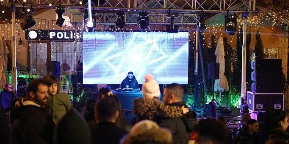 Çeşme, yeni yıla coşkuyla ‘merhaba’ dedi!