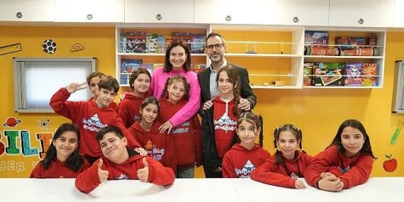 Ceyda Düvenci ve Aslı Cüreklibatır MediaMarkt’ın TEGV İş Birliğiyle Yürüttüğü “Eğitimle Daha İyiye” Projesi için Hatay’da çocuklarla bir araya geldi haberi