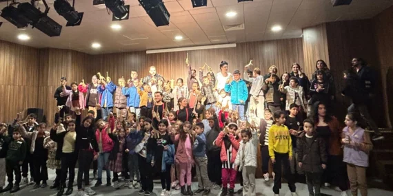 Dayanışma Noktaları çocukları sinema ve tiyatroyla buluşturdu haberi