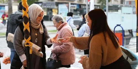 Didim Belediyesi, Regaip Kandili dolayısıyla Didim Merkez Camii önünde vatandaşlara kandil simidi ikramında bulundu