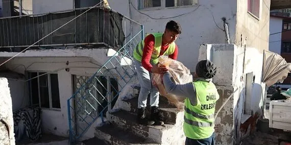 Dikili Belediyesi, ihtiyaç sahibi vatandaşların yuvalarını ısıtmaya devam ediyor haberi