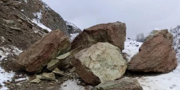 Diyarbakır Kulp’ta yamaçlardan yollara düşen kayalar temizlendi haberi