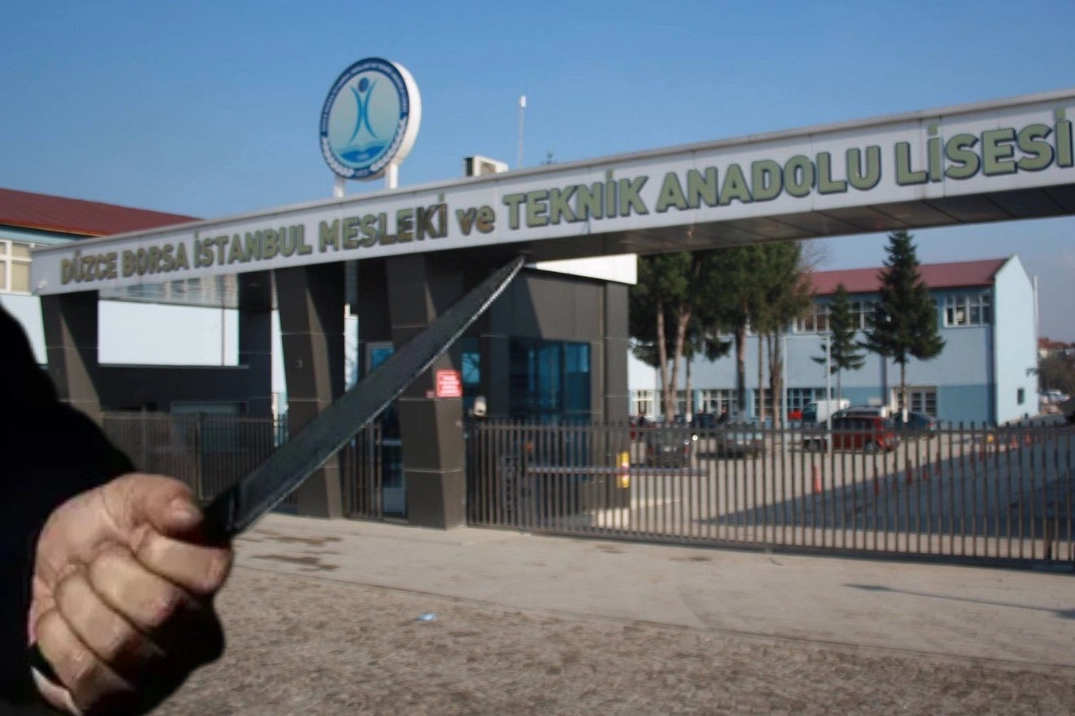 Düzce'de lise öğrencisi okul önünde bıçaklandı haberi