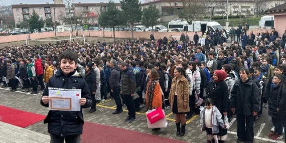 Düzce'de öğrenciler karnelerine kavuştu haberi