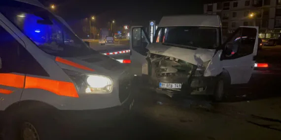 Düzce'de trafik kazası: Yaralanan kadının çocuğuna polis sahip çıktı haberi