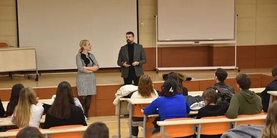 EÜ İletişim Fakültesinde, ajans dünyasının dinamikleri ve etkili iletişim stratejileri konuşuldu haberi