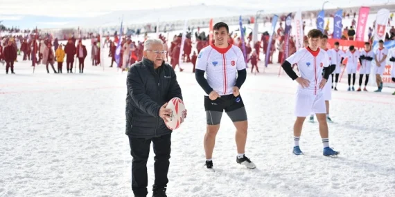 Erciyes'te Kar Ragbi heyecanı yaşandı haberi