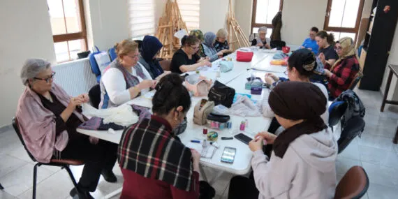 Eskişehir'de Odunpazarı kadınları atölyelerde sosyalleşiyor haberi